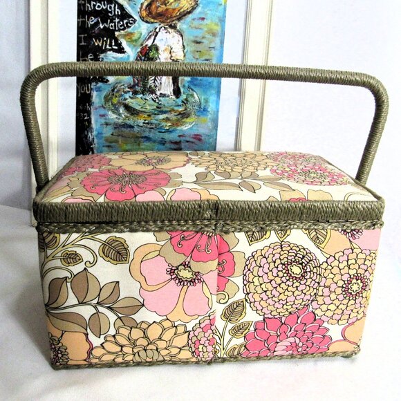 VINTAGE QUILTED SEWING BOX, 11 X 7" CLEAN AND CUTE - Picture 3 of 7